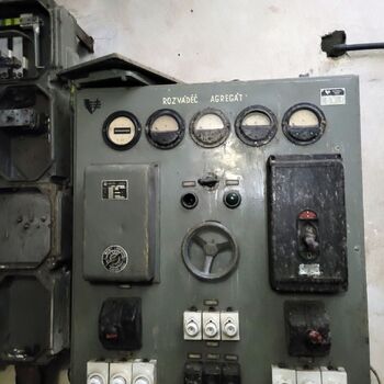 Už se setmělo venku je úplněk.