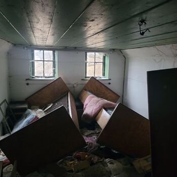 🏡Domeček v lázeňské oblasti je už dlouho opuštěný.