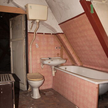 Umkleideraum und Stallungen