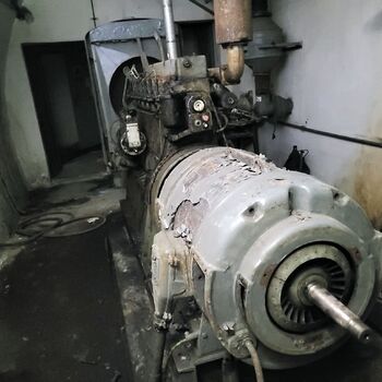 Už se setmělo venku je úplněk.