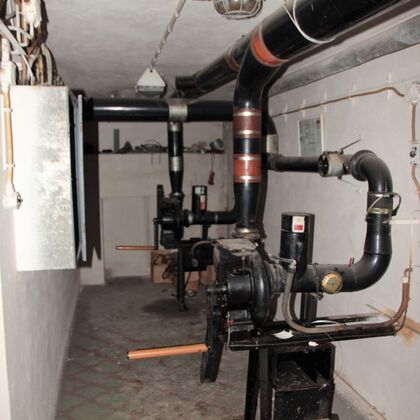 Kryt pod továrnou na optiku