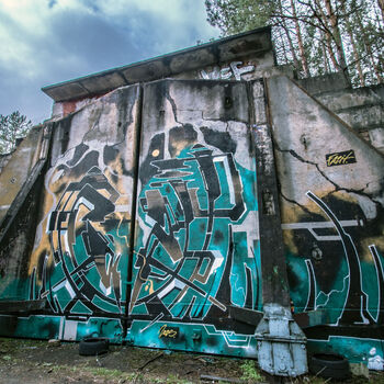 Velitelské stanoviště, bunkry a otevřené pozice s opravdu skvělými graffiti