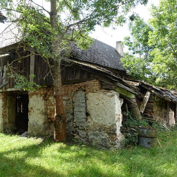 Rozpadající se statek.