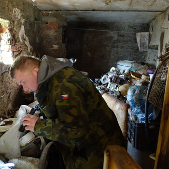 Hájovna ve stráni.