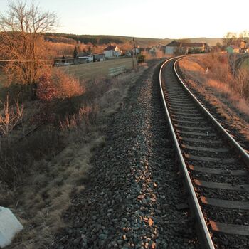 Souběh tratí 162 a 160 před Mladoticemi Souběh tratí 162 a 160 před Mladoticemi