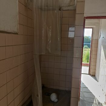 koupelna místnost sprcha Toaleta interiér vodovodní armatura koupel domácí vyčistit vedle sebe koupelna místnost sprcha Toaleta interiér vodovodní armatura koupel domácí vyčistit vedle sebe