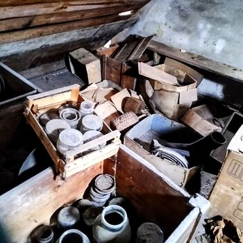 Starý domek uprostřed vsi