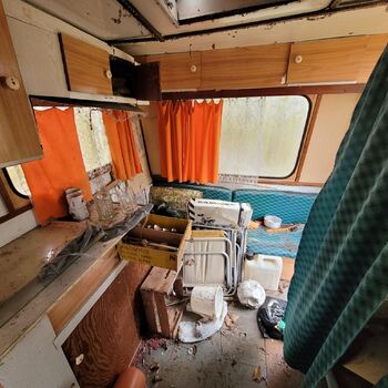 Der Wohnwagen ist im Wald geparkt,