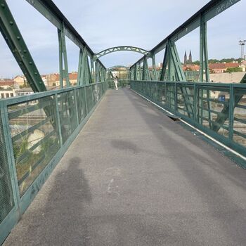 Archivní foto, lávka je již také srovnaná se zemí