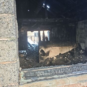 Ausgebrannte Hütte, Standort in der Beschreibung