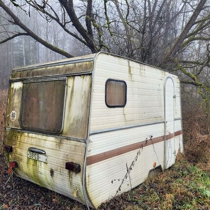 Der Wohnwagen ist im Wald geparkt,
