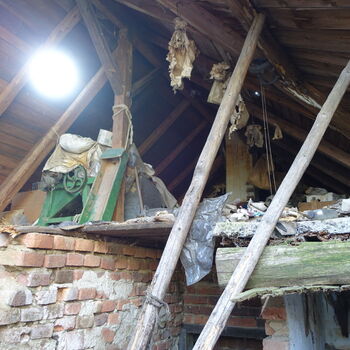 Hájovna ve stráni.