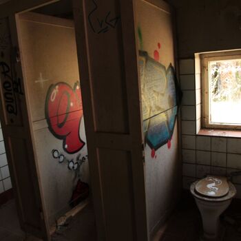 Továrna na tkaní z umělého hedvábí podšívkových materiálů