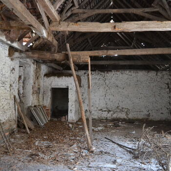 Opuštěný venkovský statek.