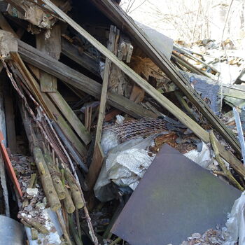 Hájovna ve stráni.