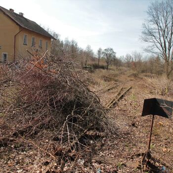 Od výměny 103 klesá spojovací kolej k trati 087 Od výměny 103 klesá spojovací kolej k trati 087
