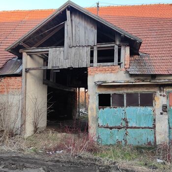 Abandoned farm building_2025