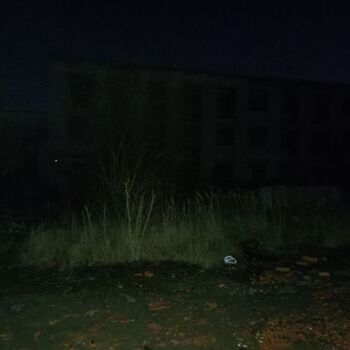 Eine verlassene Schule mit einer Turnhalle