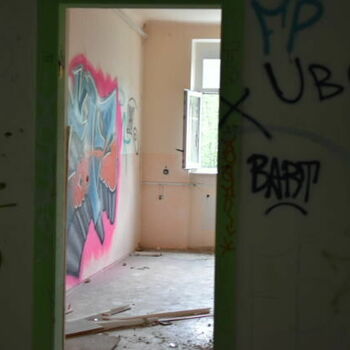 dveře skříňky sgrafity Upevňovací prvek