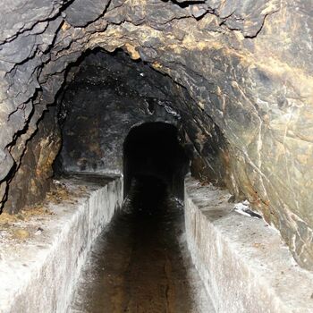 tunel chodba průchod kámen