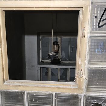 Chátrající léčebna a střet s nečekanými návštěvníky...