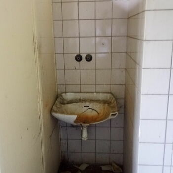 Toaleta místnost koupelna nábytek umyvadlo interiér koupel vyčistit domácí vedle sebe