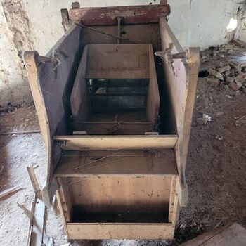 🏰Ein Schloss in Schwierigkeiten. Mit einem großen Keller.