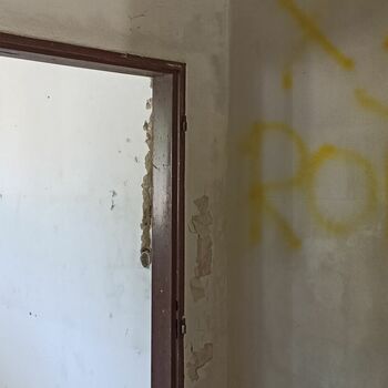 ostění Vzpřímená konstrukční prvek staré dveře podpora textura zeď ostění Vzpřímená konstrukční prvek staré dveře podpora textura zeď