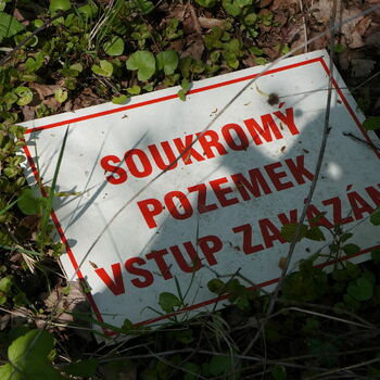 vlajka odpadky státní znak