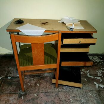 tabulka nábytek křeslo stůl interiér místnost vybavení tabulka nábytek křeslo stůl interiér místnost vybavení