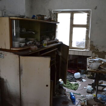 Opuštěný venkovský statek.