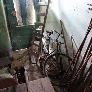 Rozpadající se statek.