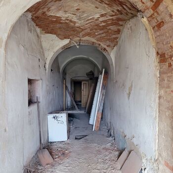 🏰Ein Schloss in Schwierigkeiten. Mit einem großen Keller.