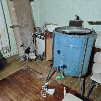 Why did they abandon it? An abandoned, well-preserved farmer's house...