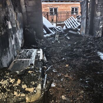 Ausgebrannte Hütte, Standort in der Beschreibung