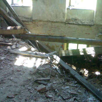 Opuštěný zámek s kaplí na Moravě Opuštěný zámek s kaplí na Moravě