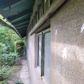 Dům v Praze obklopen šípky.