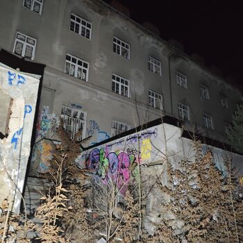 Chátrající léčebna a střet s nečekanými návštěvníky...