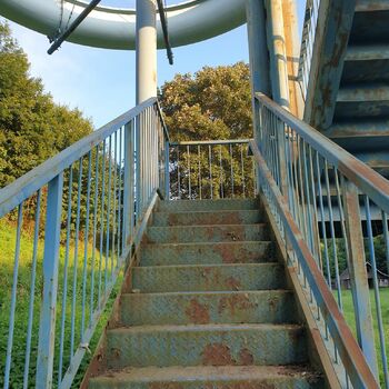 step support barrier structure device