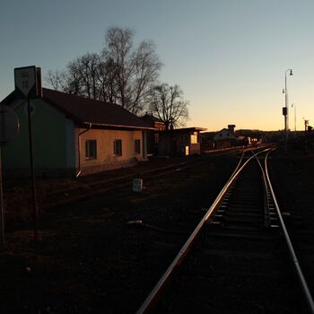 Žihelské a kralovické zhlaví v Mladoticích za soumraku Žihelské a kralovické zhlaví v Mladoticích za soumraku
