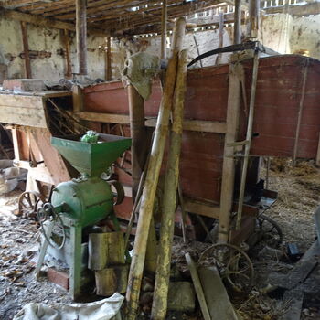 Rozpadající se statek.