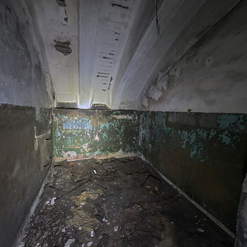 Velitelský bunkr na letišti, starý a nový