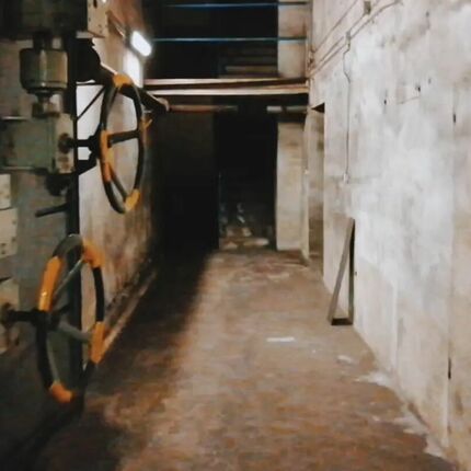 Geheimes Objekt in der Mitte der U-Bahn Geheimes Objekt in der Mitte der U-Bahn