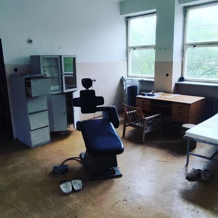 Abandoned office with a clinic 🦷 Abandoned office with a clinic 🦷