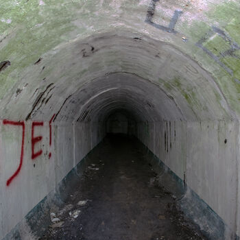 Velitelský bunkr na letišti, starý a nový