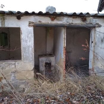 Starý domek uprostřed vsi