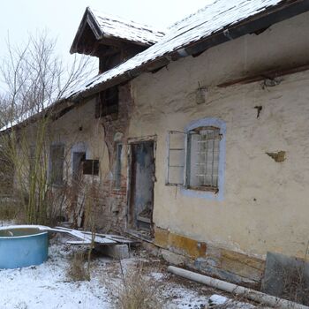 Opuštěný venkovský statek.