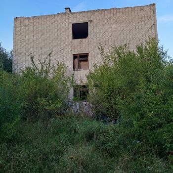 Opuštěná škola s tělocvičnou