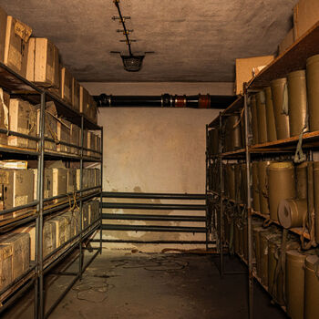 Zachovalý kryt s telefony