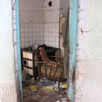 Opuštěný venkovský statek.